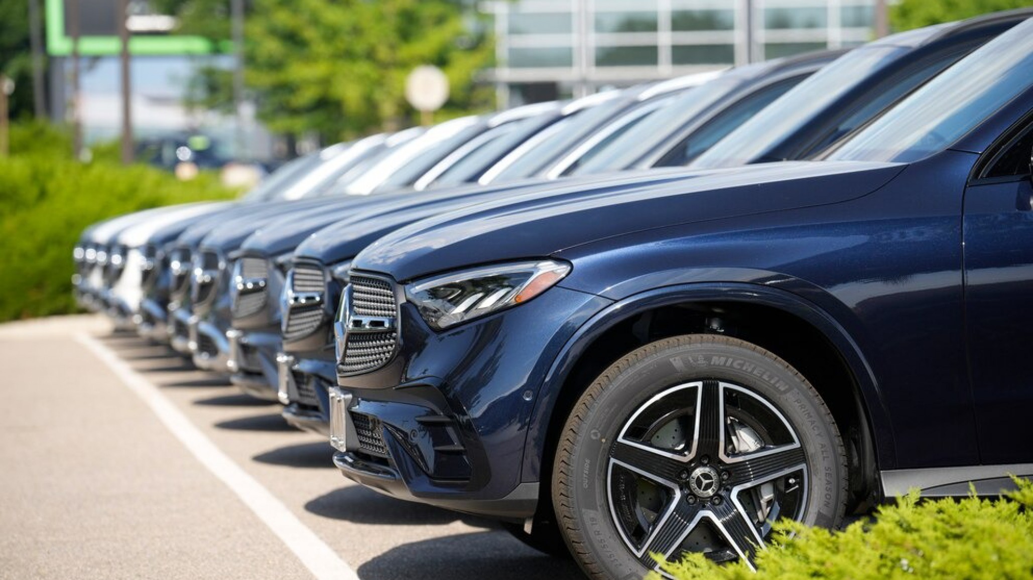 El Gobierno actualizó el impuesto a los autos de lujo