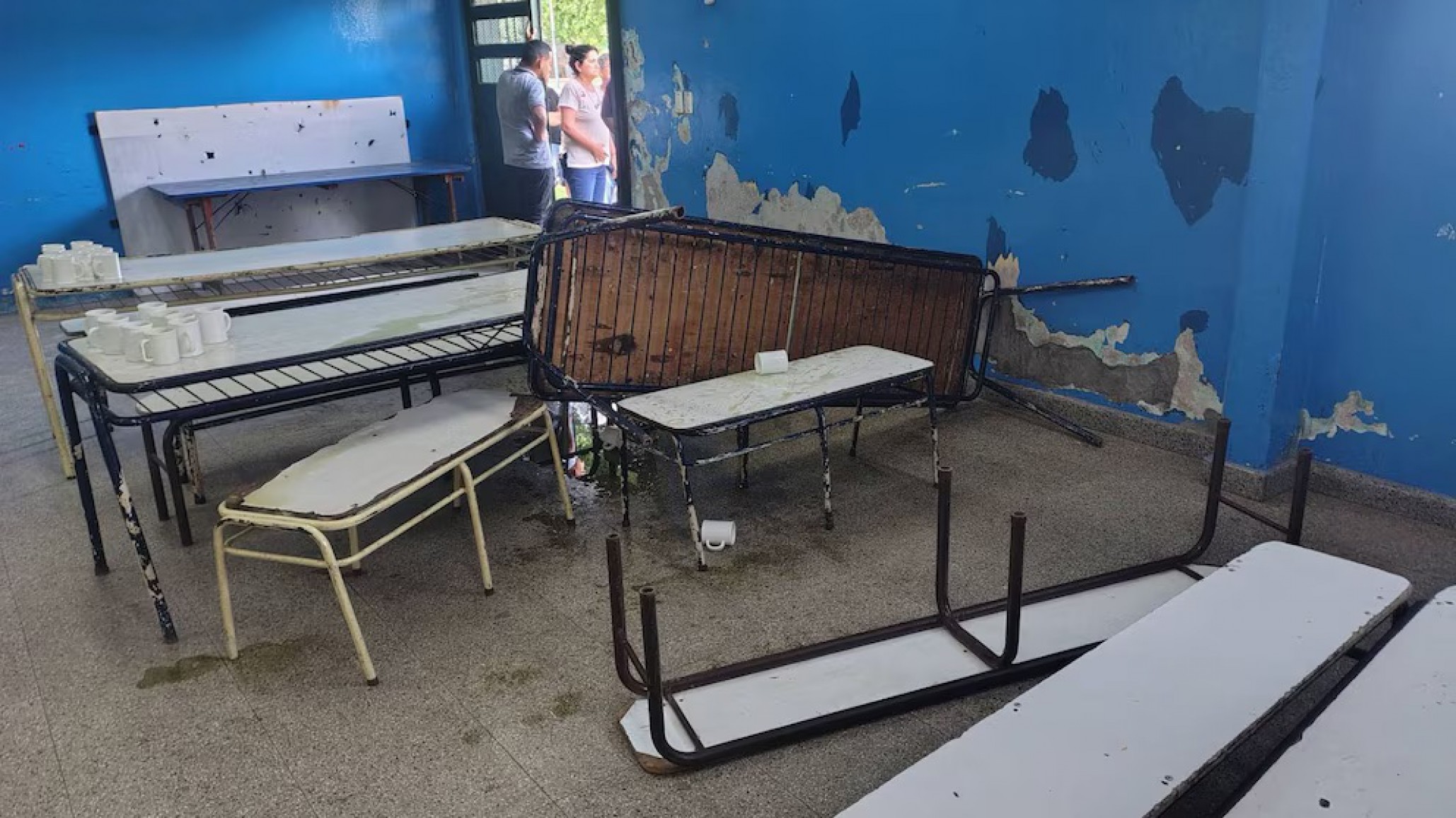Brutal ataque en una escuela: mamás arrojaron líquido caliente y golpearon a docentes