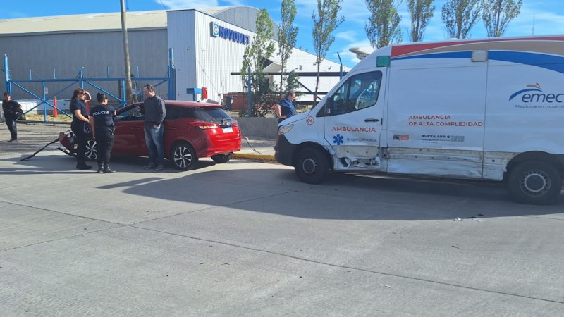 Fuerte accidente en Comodoro: una ambulancia chocó contra un auto cuando iba a una emergencia