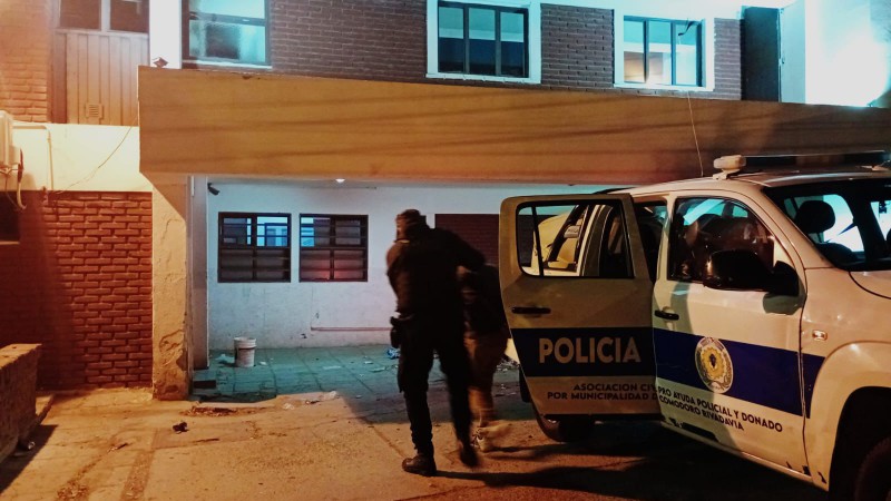 Tenía pedido de captura y lo encontraron caminando con un tanque de agua de 1000 litros: terminó detenido