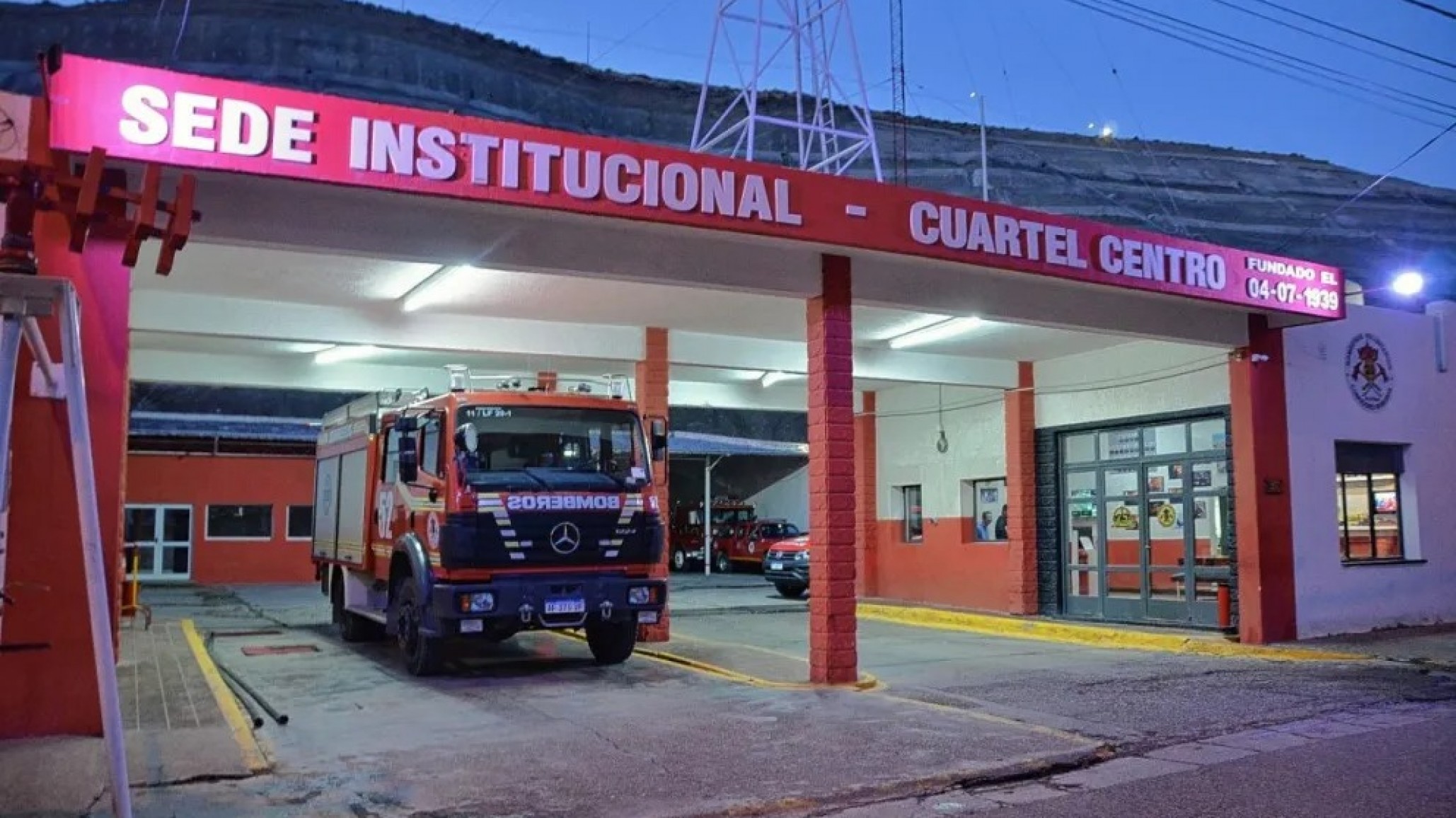 Navidad solidaria: cortan el pelo a cambio de golosinas para repartir con los bomberos