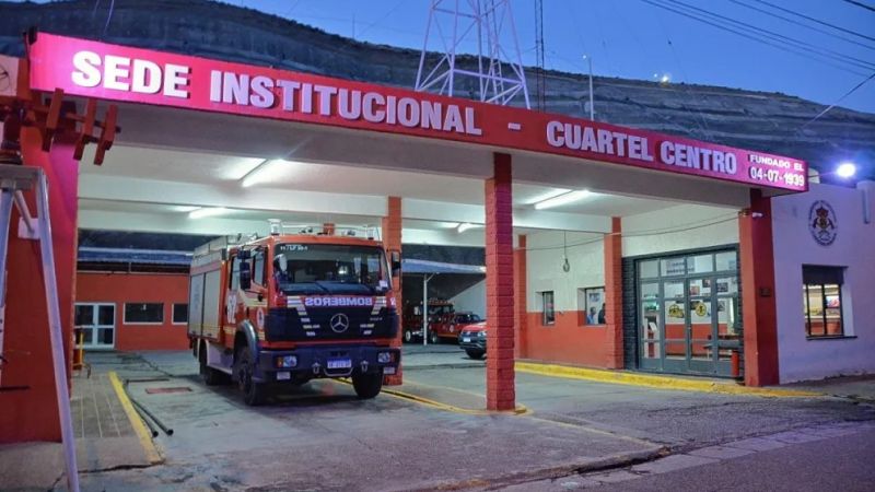 Navidad solidaria: cortan el pelo a cambio de golosinas para repartir con los bomberos