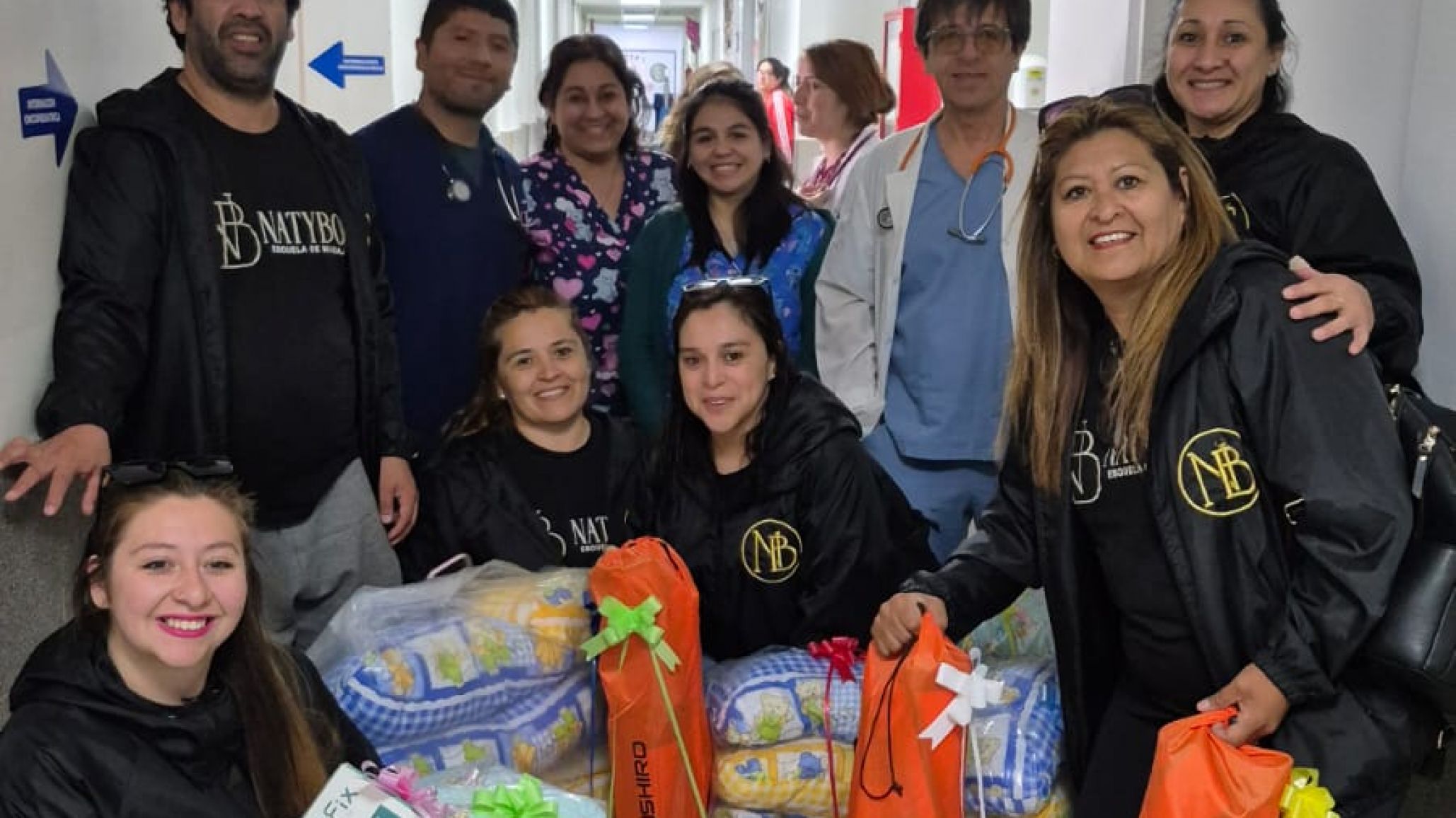 Masajes solidarios por pediatría: una directora y sus alumnos donaron insumos al hospital