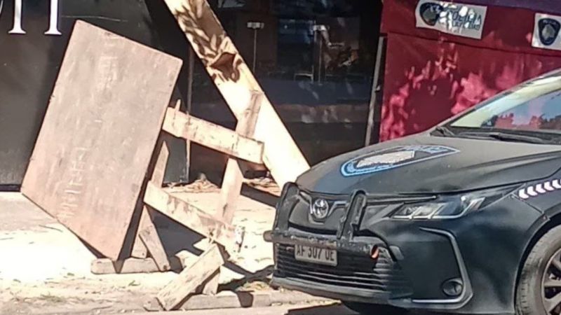 Tragedia: una joven murió aplastada por un andamio que cayó de una obra