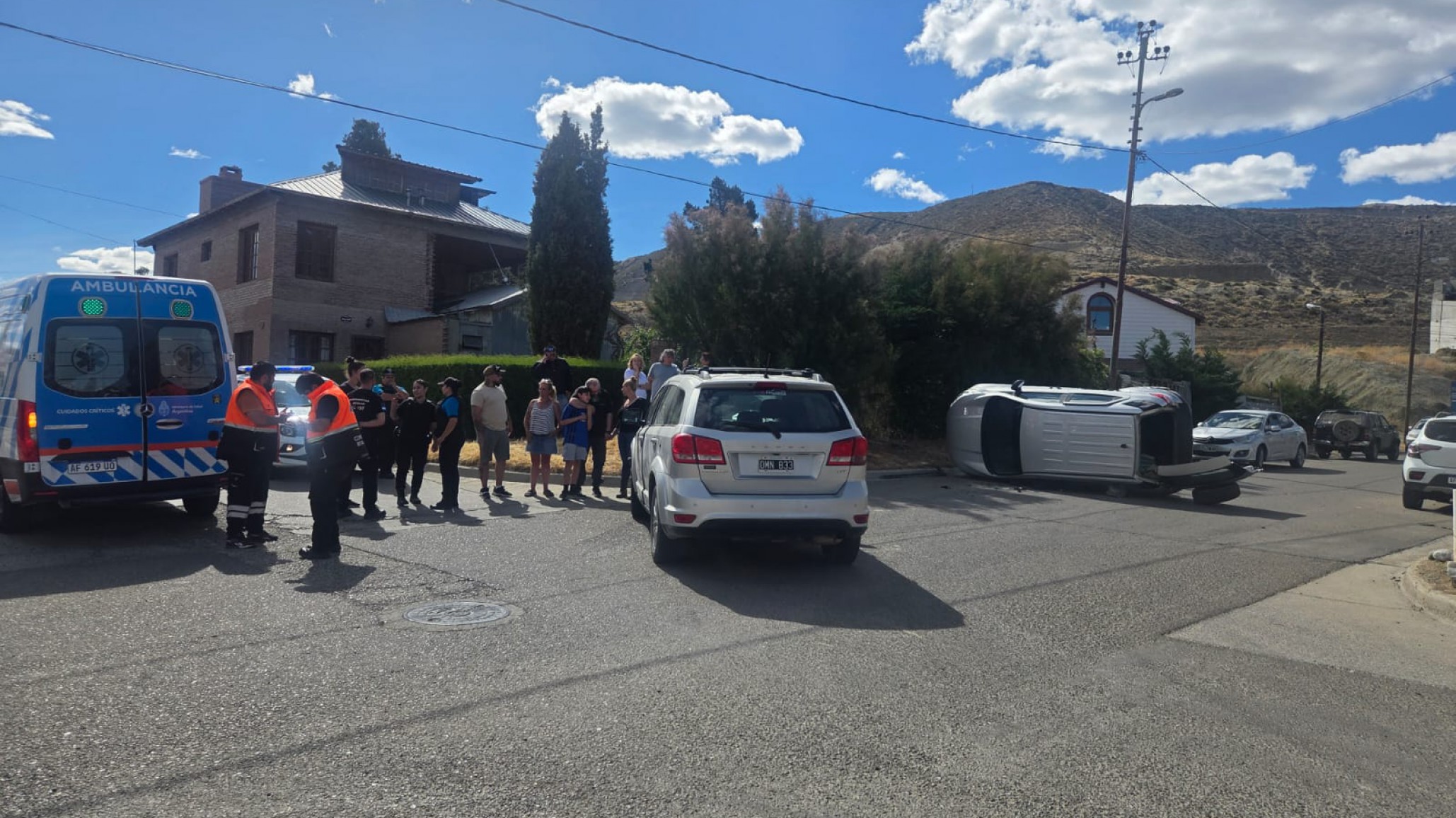 Violento accidente en Km.3: una camioneta volcó y hay un herido