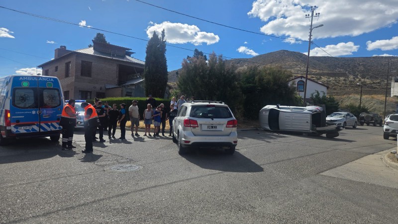 Violento accidente en Km.3: una camioneta volcó y hay un herido