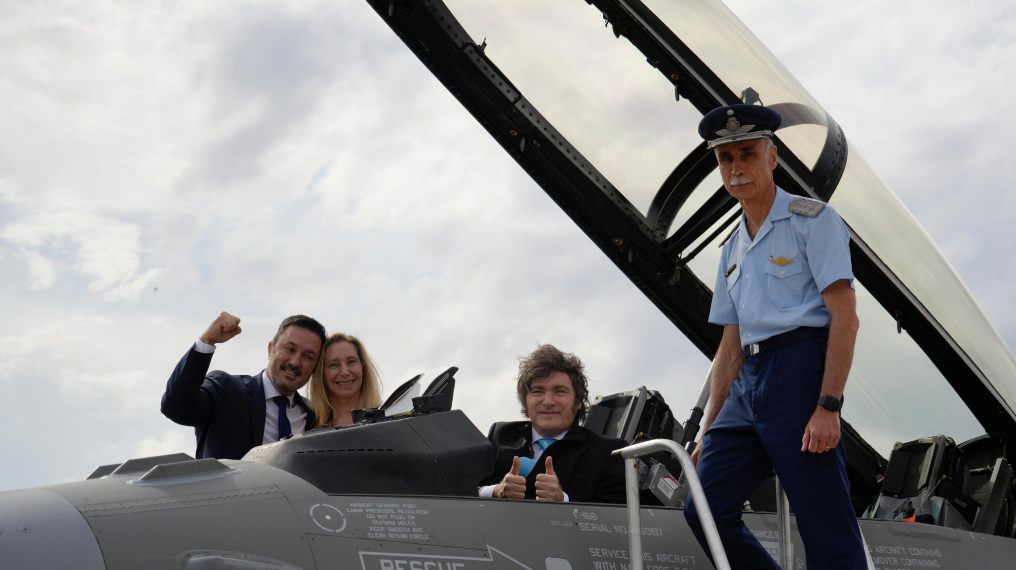 Milei presentó los aviones de combate F-16 y despidió a Petri