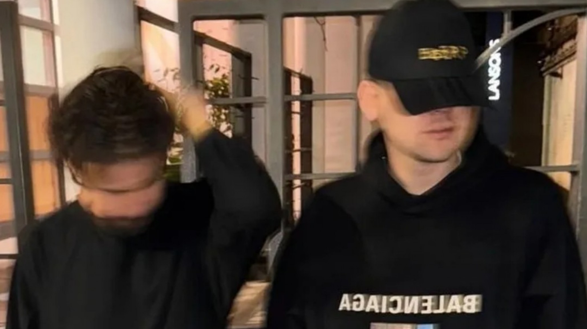 Bizarrap posó con Skrillex y encendió las redes: usó un buzo Balenciaga con la cara de Ezequiel Ponce, el creador de Fútbol Libre