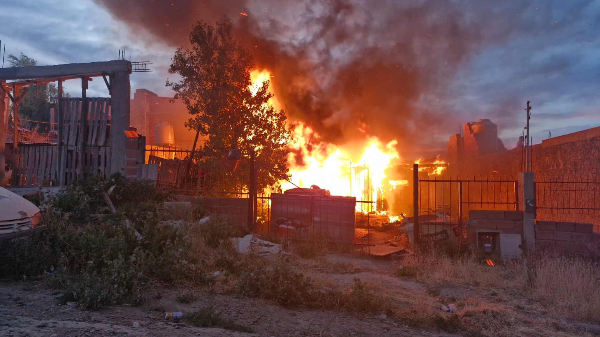 Un cortocircuito los dejó sin casa: un incendio arrasó con una vivienda de madera en Comodoro