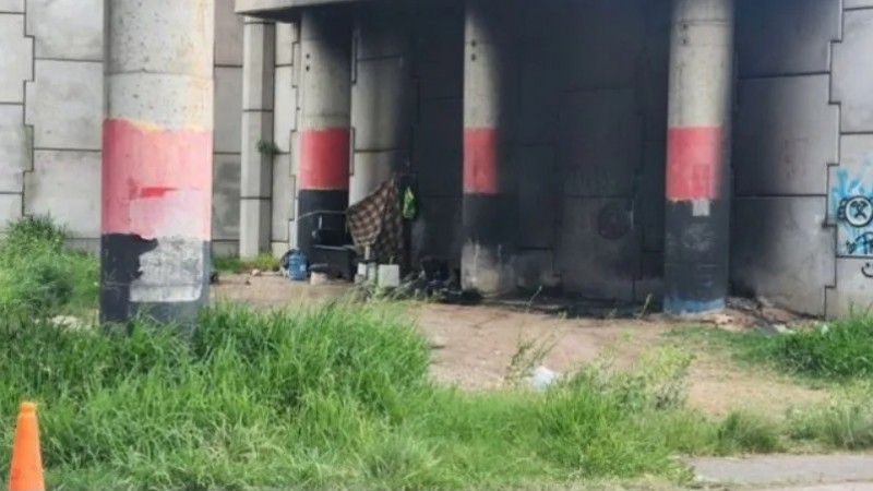 Dos detenidos por prender fuego a un joven en situación de calle que dormía bajo un puente