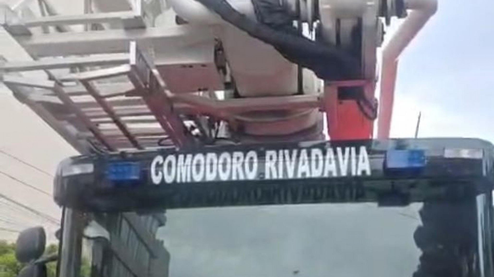 Bomberos incorporó una escalera hidráulica de 33 metros con tecnología avanzada