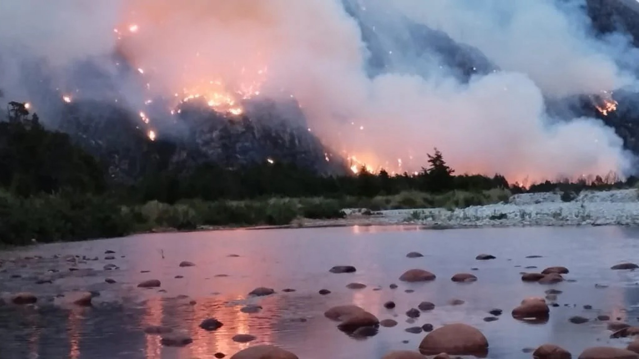 Más de 2.000 hectáreas afectadas por el fuego en El Turbio: "No podemos poner más gente adentro del bosque"