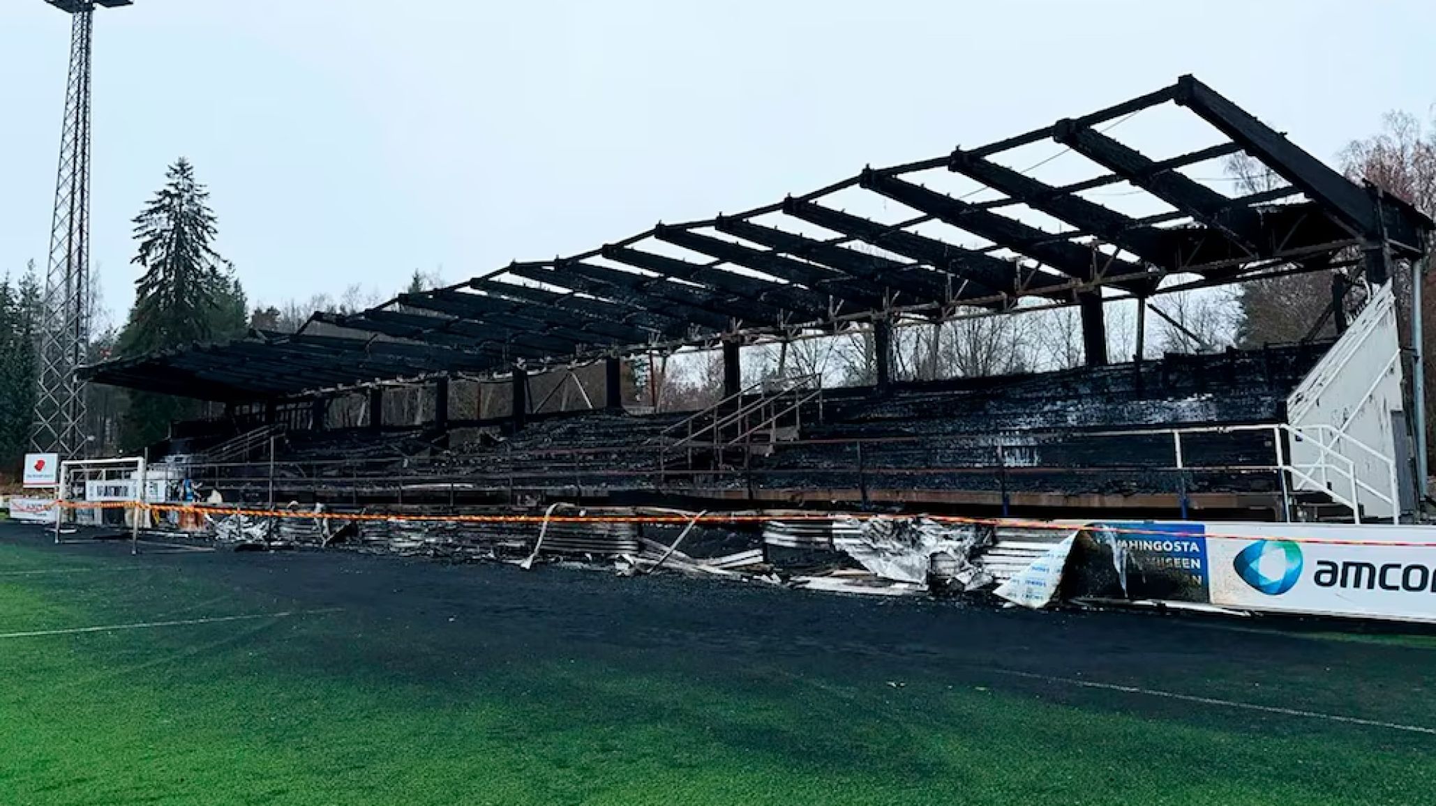 Escándalo en Finlandia: quemaron el estadio del FC Haka luego de descender