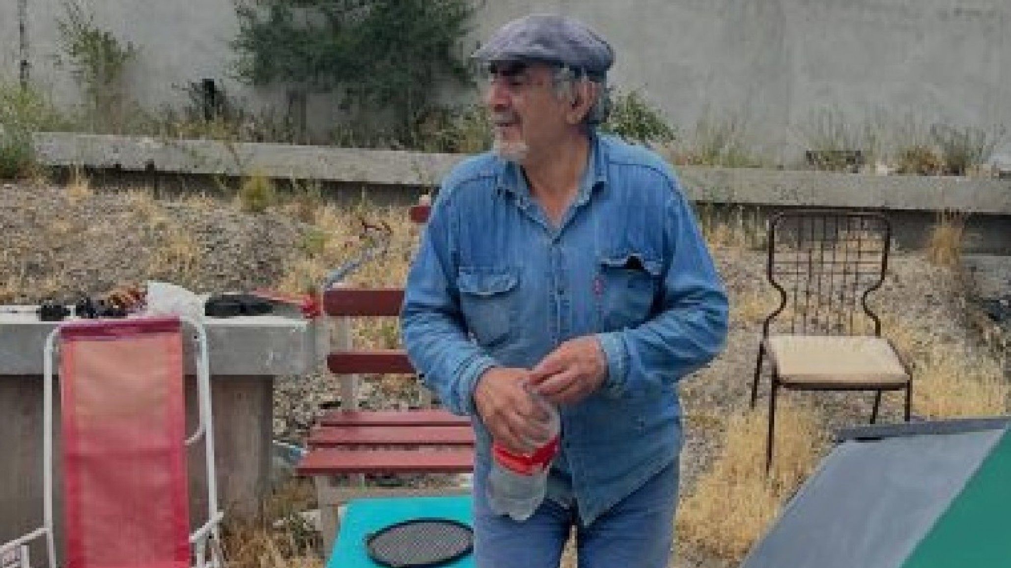 La dignidad del trabajo: un jubilado de Comodoro vende plantas y muebles para sobrevivir