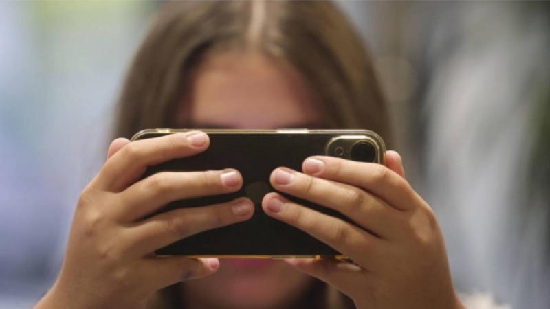 Más de 300 familias de Mendoza acordaron no dar celular a sus hijos antes de los 13