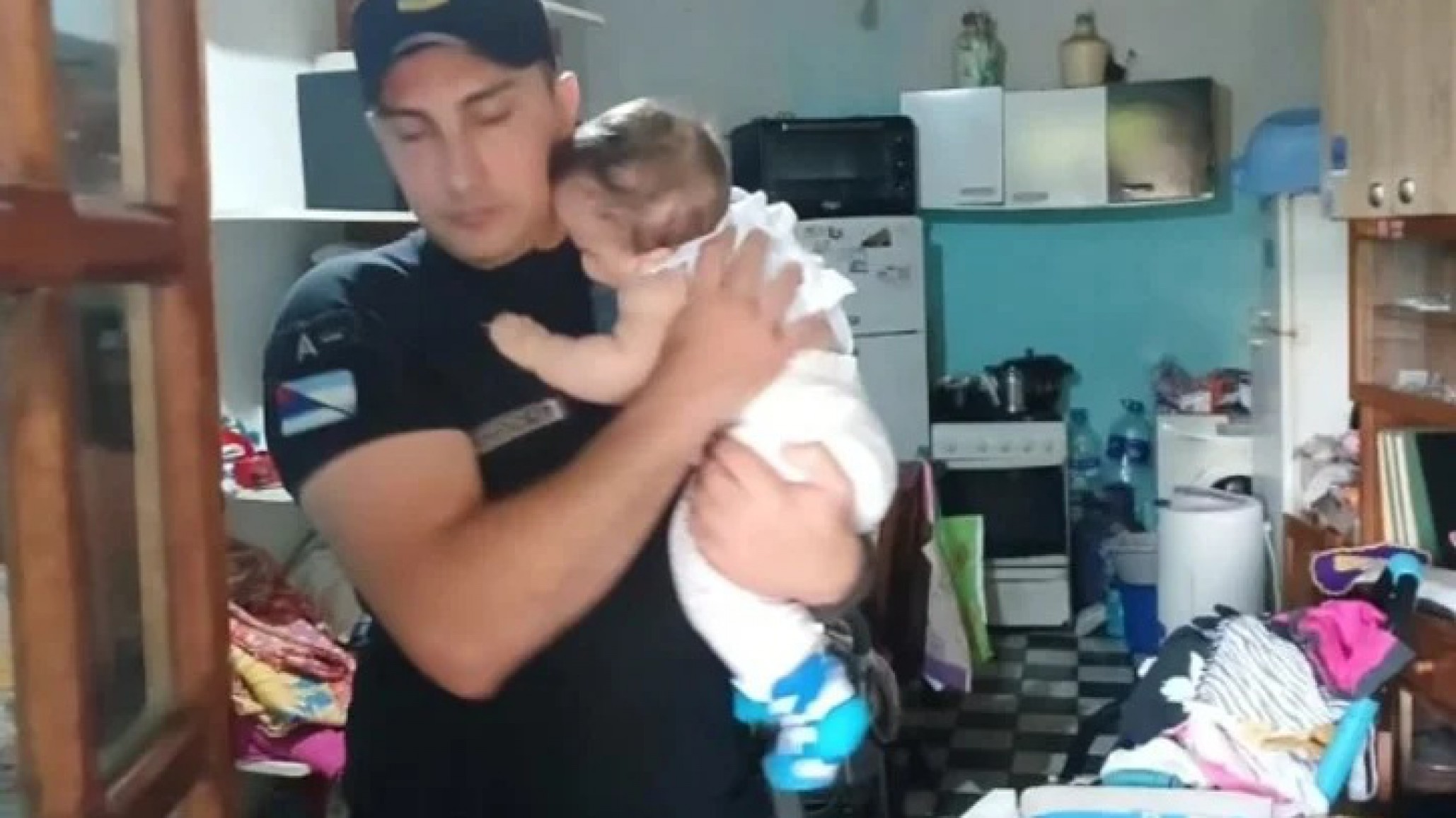 Rescataron a un bebé de siete meses abandonado por su mamá en una casa