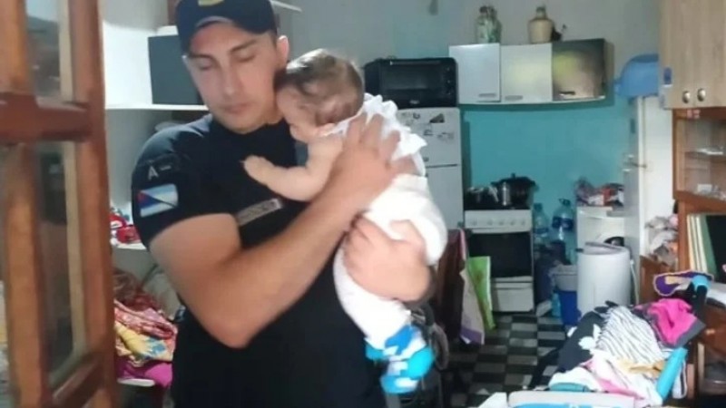 Rescataron a un bebé de siete meses abandonado por su mamá en una casa