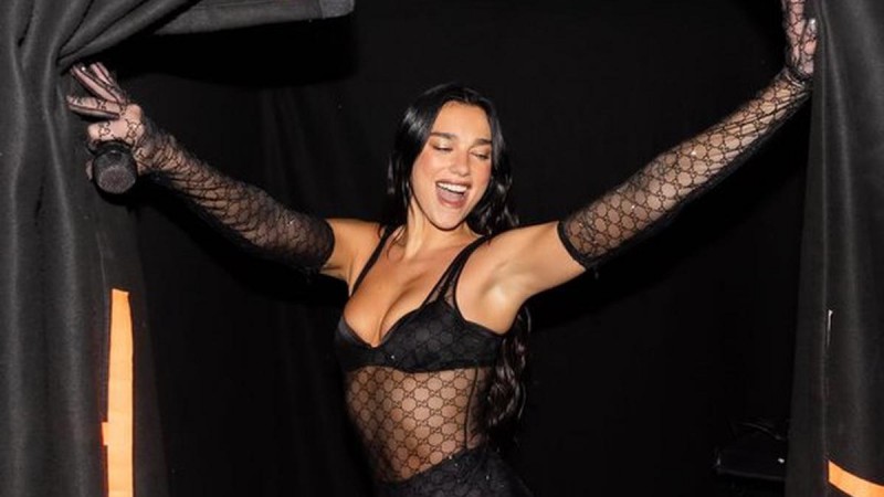 Dua Lipa sorprendió con un osado outfit y tuvo un radical cambio de look