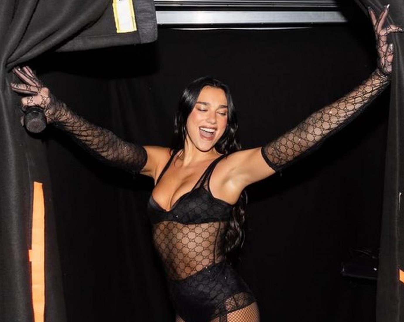 Dua Lipa sorprendió con un osado outfit y tuvo un radical cambio de look