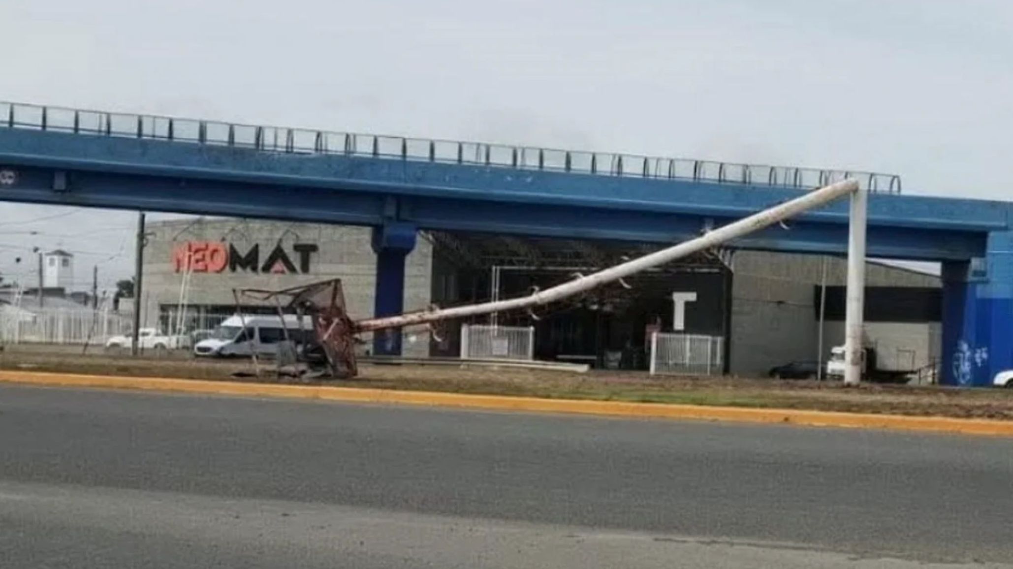 Temporal de viento en Santa Cruz: las r醘agas de m醩 de 100 km/h derribaron una estructura y generaron alerta vial