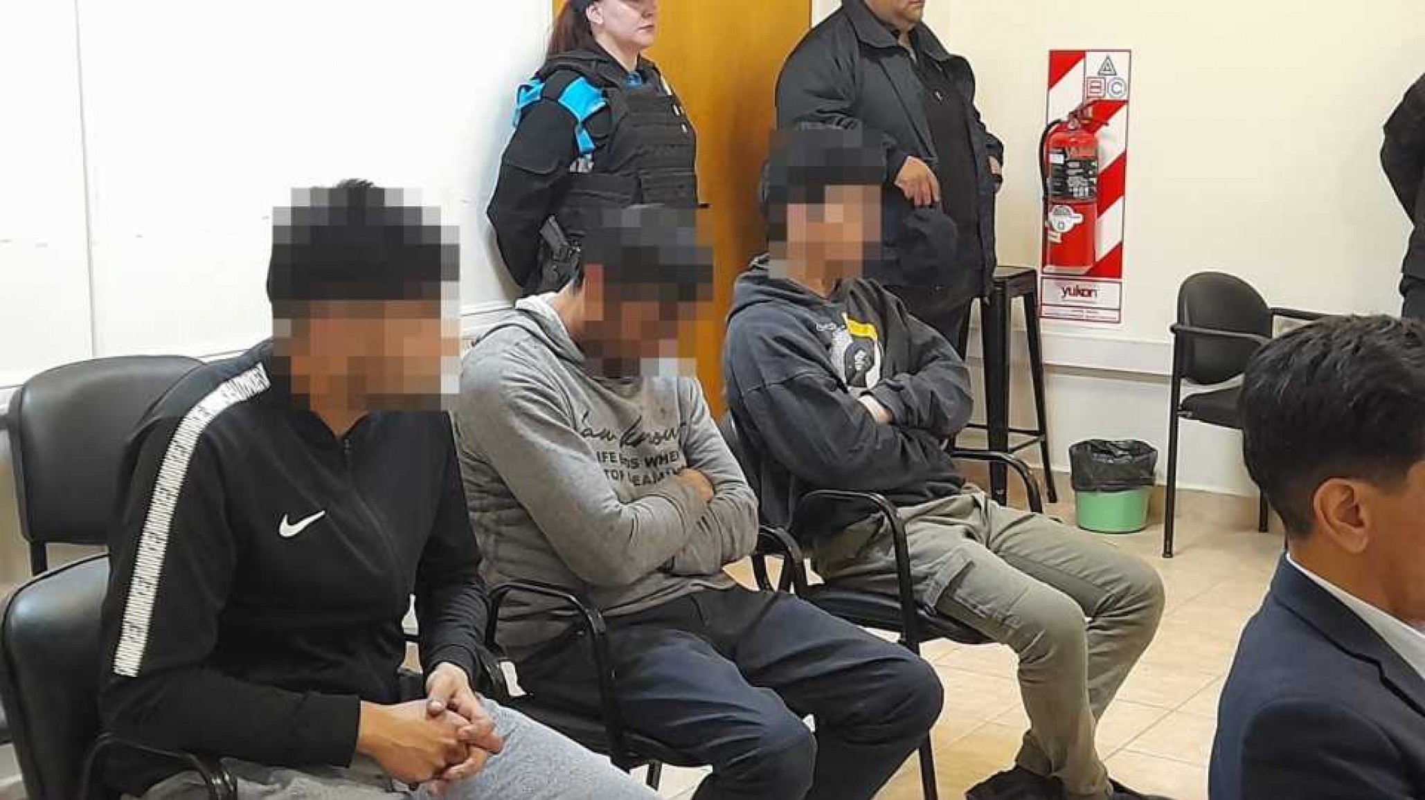 El juez rechazó la prisión preventiva y liberó a tres acusados de un robo