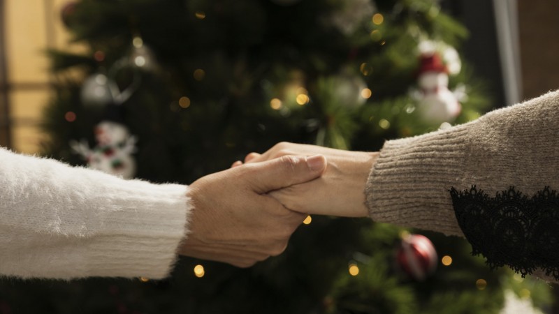 Jornada navideña en avenida Polonia: armado del árbol, feria y concursos