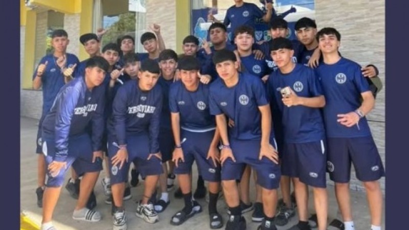 Llegaron a Santa Teresita los chicos de Ferro y la ayuda solidaria ya va en camino
