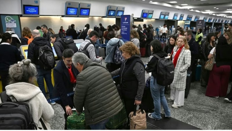 Comenzó el paro de controladores aéreos y ya hay más de 24.000 pasajeros afectados en todo el país