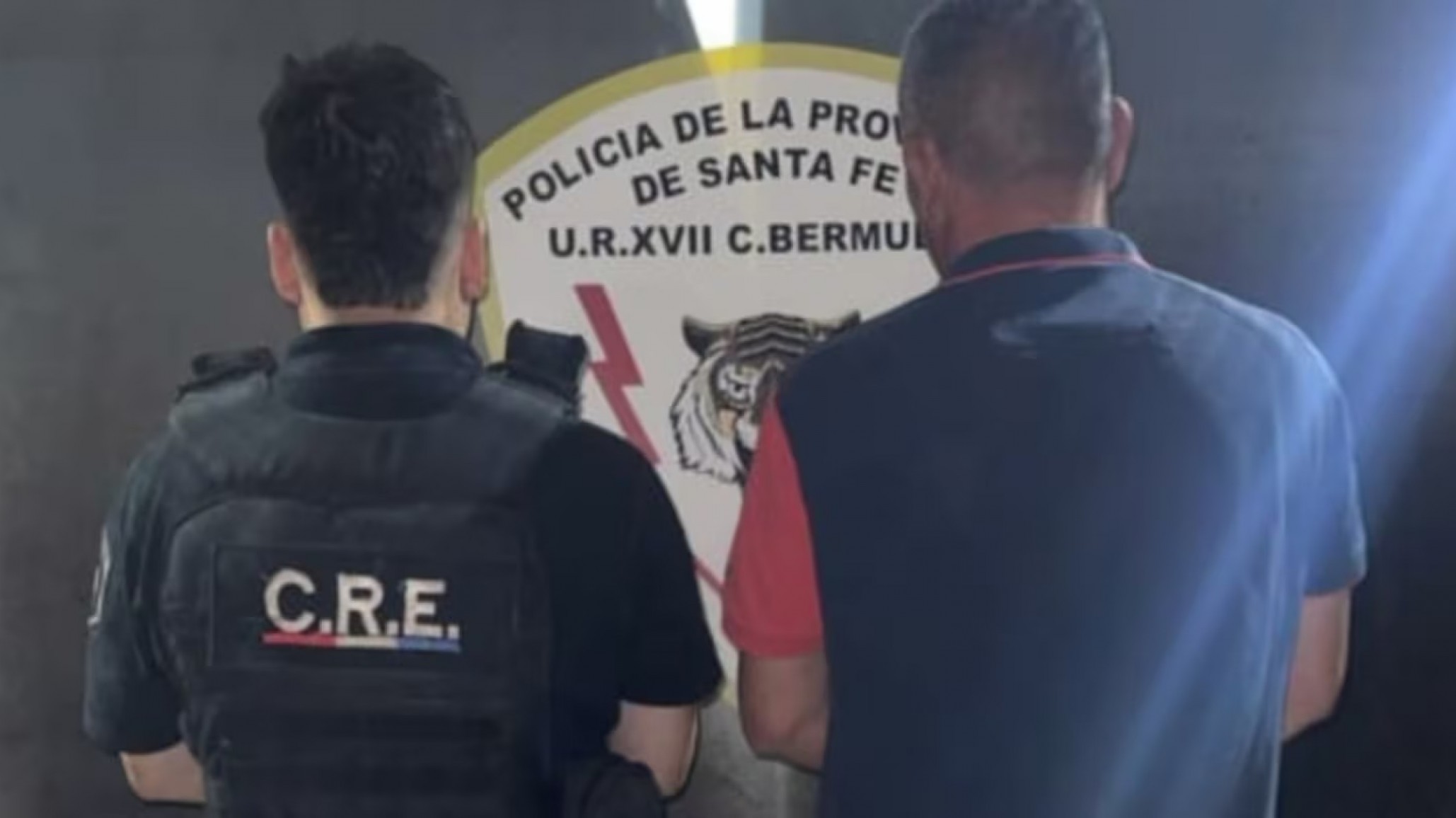 Disparó con una escopeta contra un grupo de chicos por ruido y dejó herida a una menor