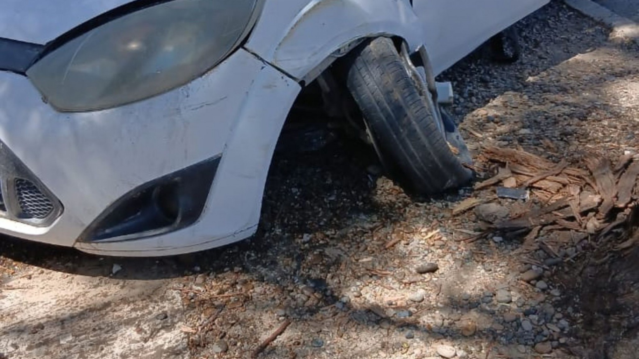 Perdió el control del auto en avenida Libertador y terminó incrustado contra la plazoleta del Club Huergo