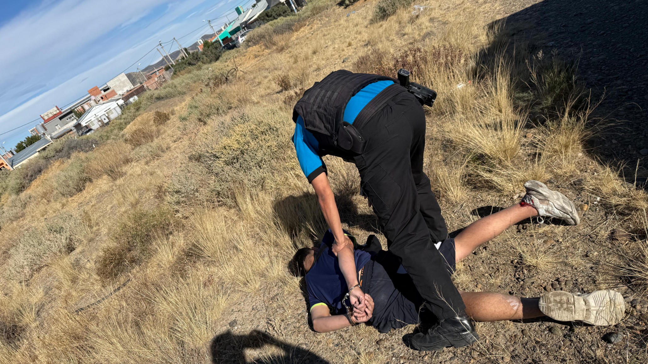 Persecución en Kilómetro 8: detuvieron a un joven tras un intento de robo