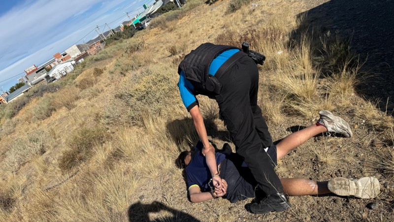 Persecución en Kilómetro 8: detuvieron a un joven tras un intento de robo