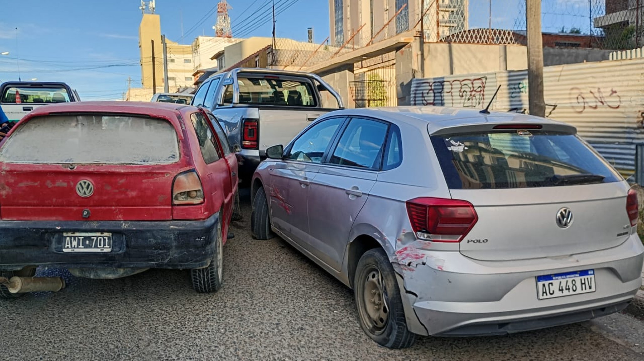 Chocó varios autos estacionados y abandonó el vehículo en la calle Rawson