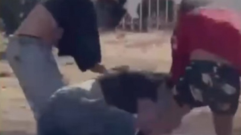 Brutal agresión entre menores en el centro de Comodoro: la golpearon en el piso y se llevaron un mechón de pelo