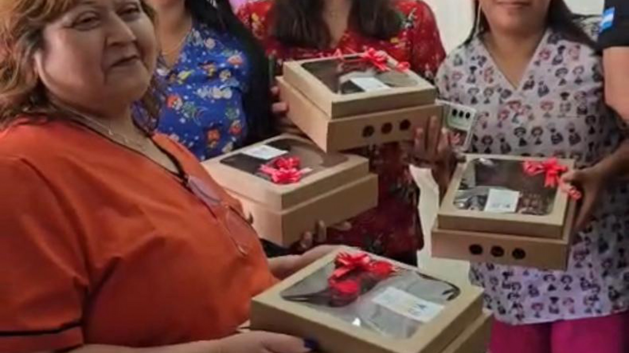 Enfermeros de terapia pediátrica llevaron un gesto solidario a sus compañeros por Navidad