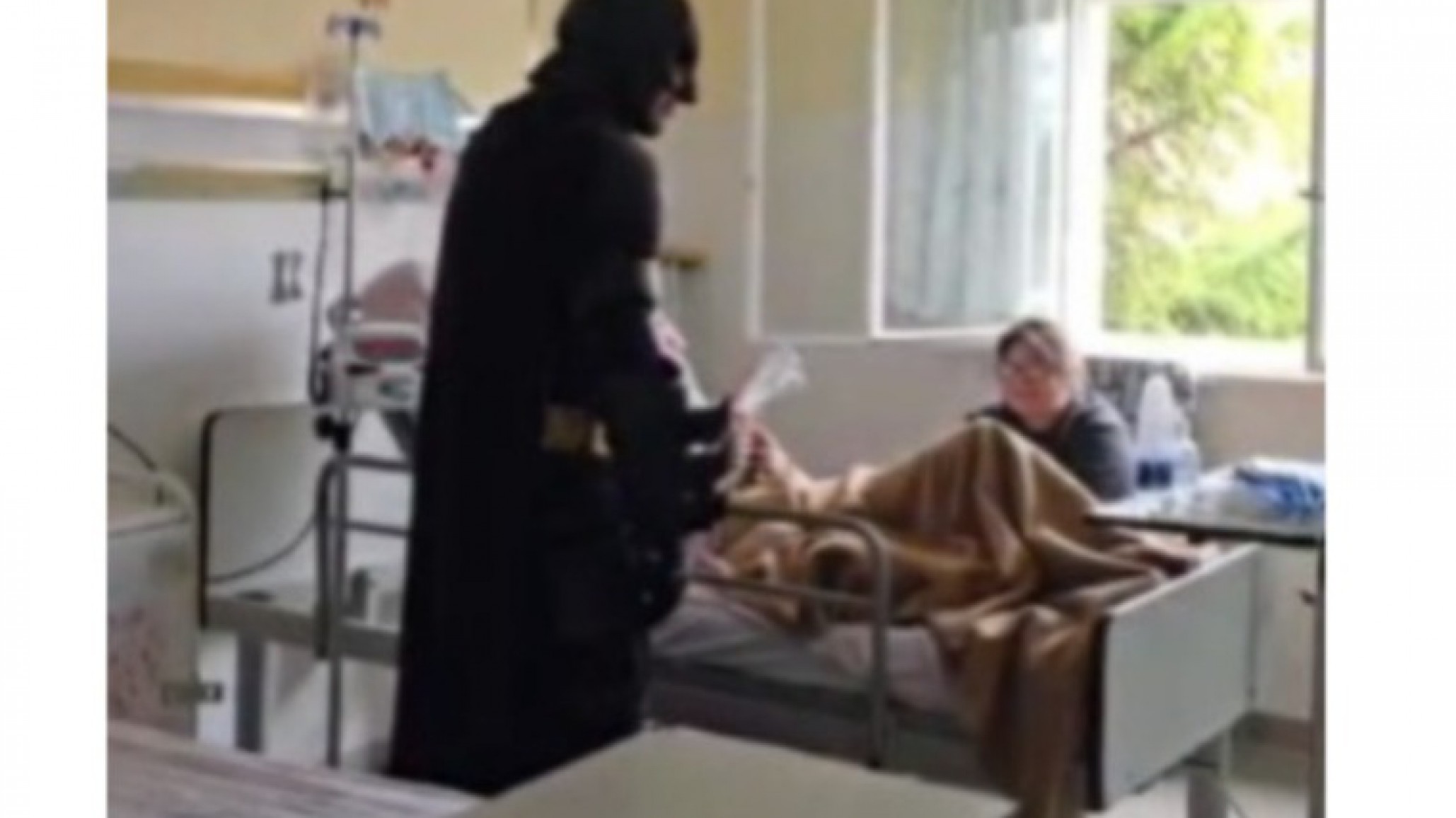 Batman solidario llevó golosinas, alimentos y juguetes a niños del Hospital Regional: "La alegría de los chicos es lo más lindo que puede haber"