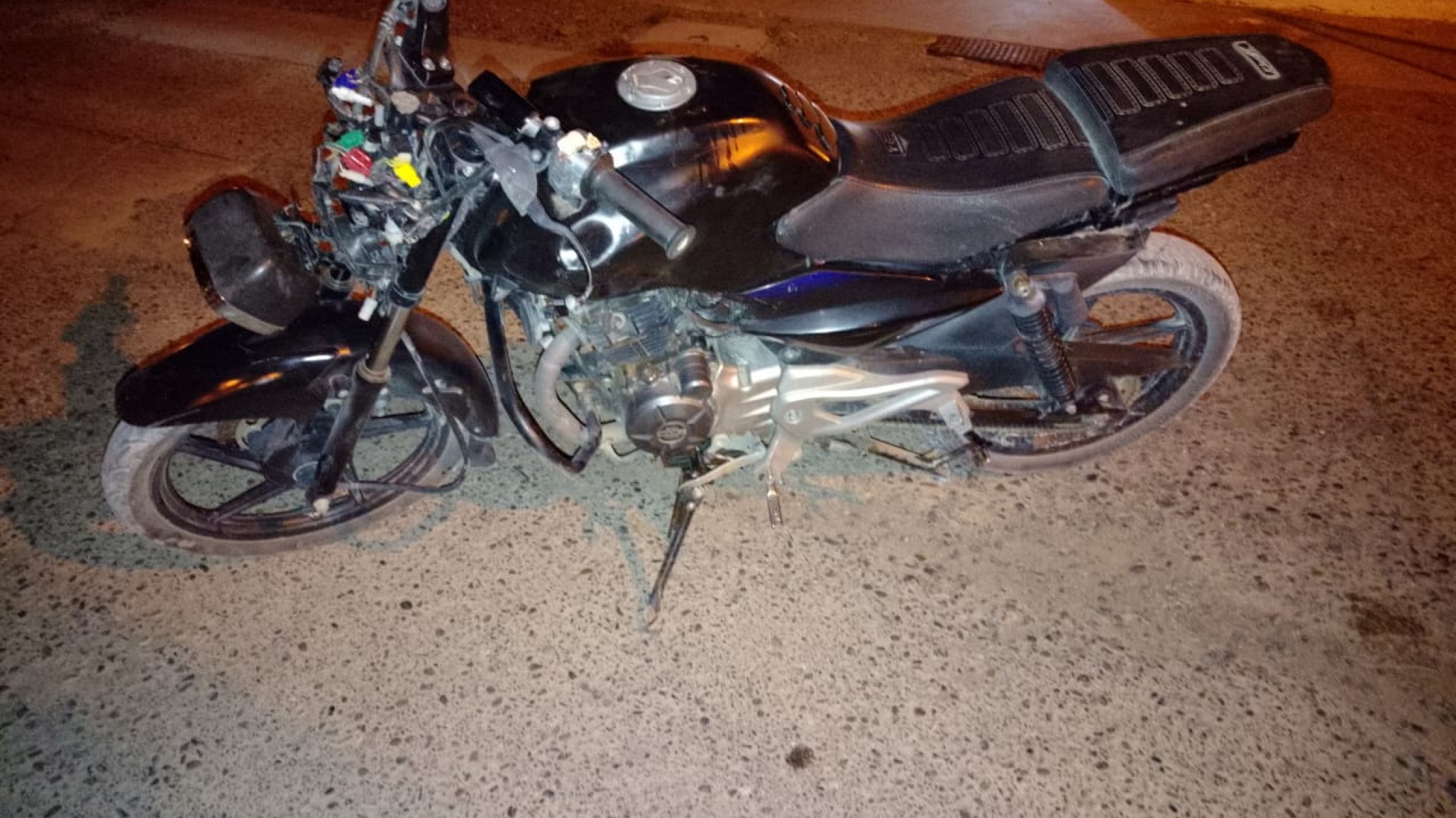 Se negaron a retirarse de un local a la madrugada y se quedaron sin moto