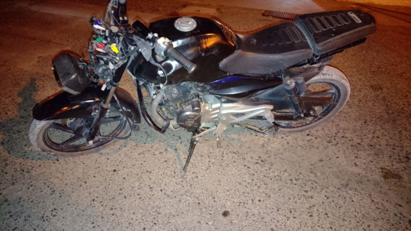 Se negaron a retirarse de un local a la madrugada y se quedaron sin moto