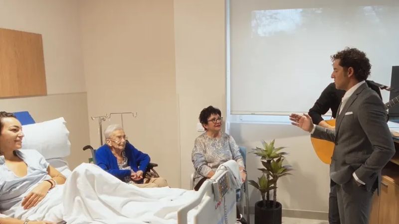 David Bisbal cantó para pacientes y trabajadores de un hospital en Madrid: "concierto pendiente"