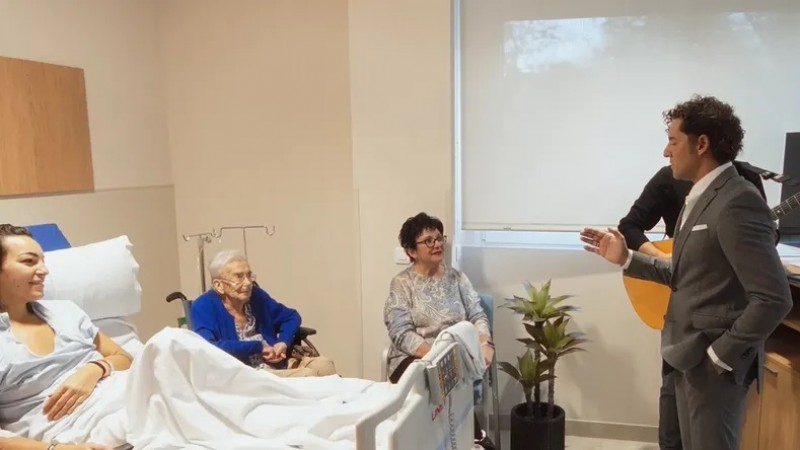 David Bisbal cantó para pacientes y trabajadores de un hospital en Madrid: "concierto pendiente"