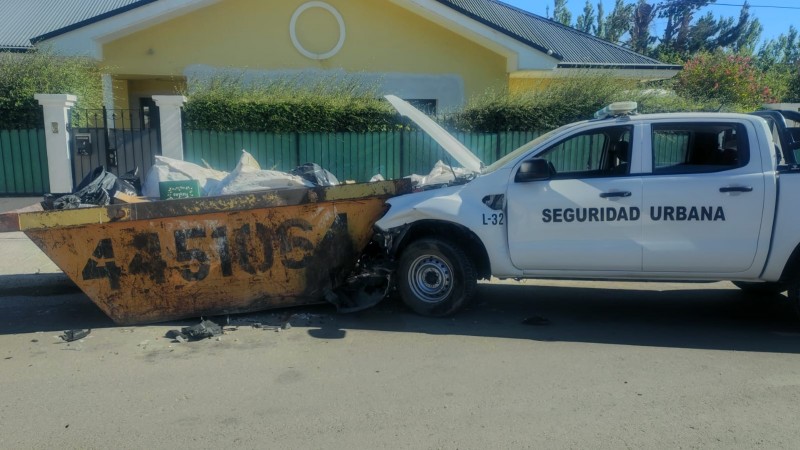 Fuga, choques y detención en Rada Tilly: un conductor borracho quiso evitar una multa y embistió a dos patrulleros