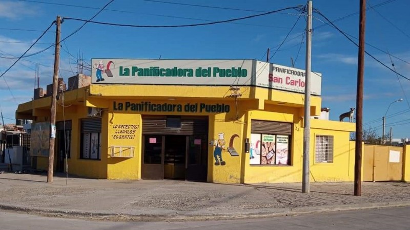 Gesto solidario en Navidad: una panadería de Comodoro regaló pan a sus clientes