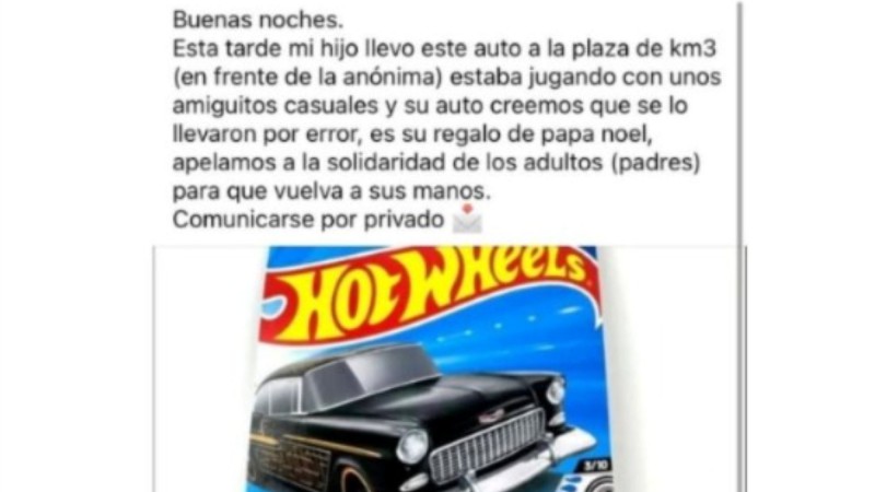 Buscan recuperar un autito Hot Wheels que un nene perdió en una plaza de Comodoro