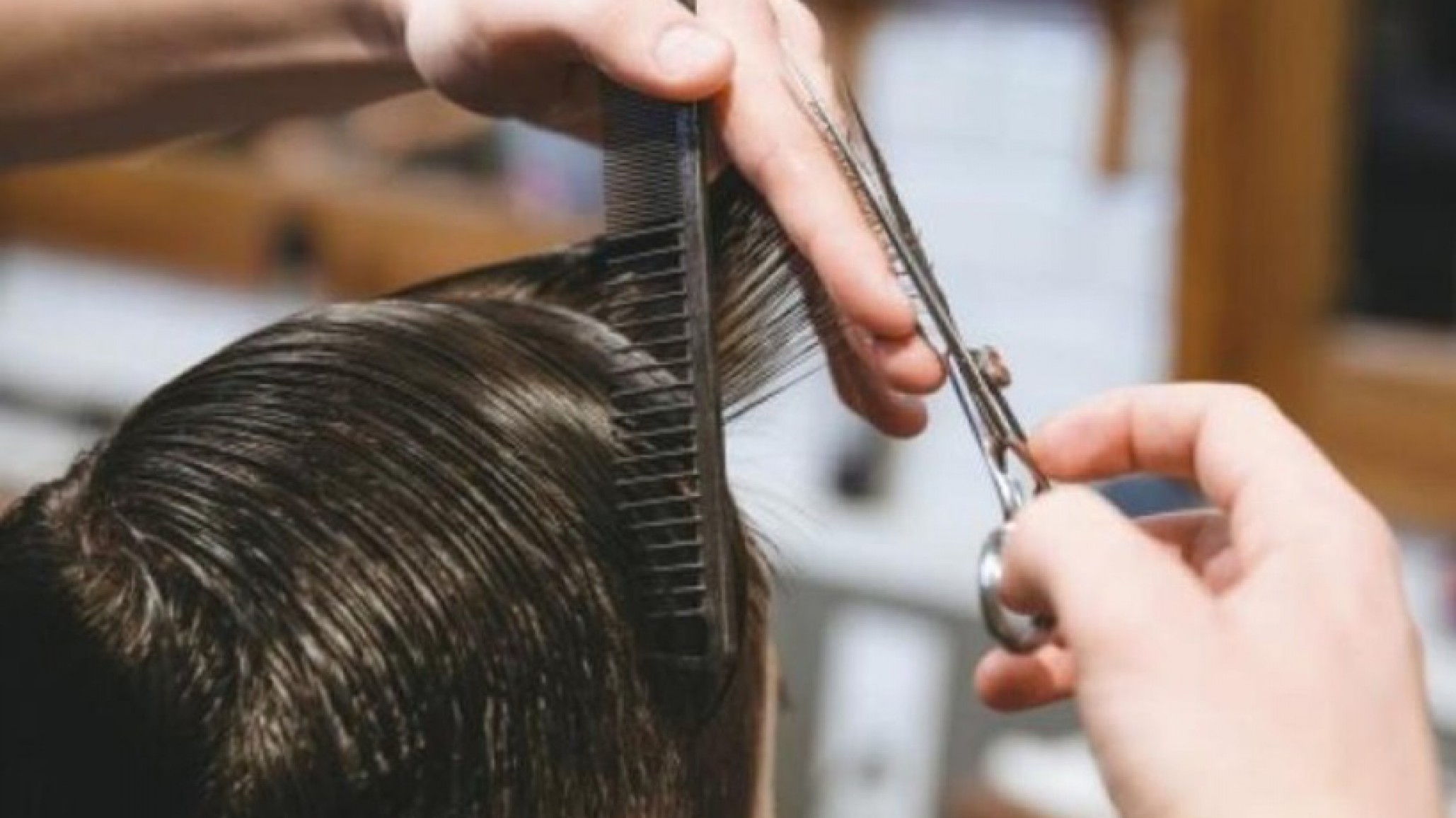 El Merendero "Caritas Felices del Faro" despide el año con una jornada de cortes de pelo y ropero solidario