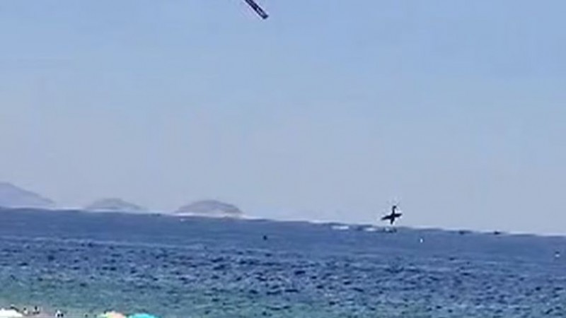 Murió un piloto tras caer al mar una avioneta publicitaria en Río de Janeiro