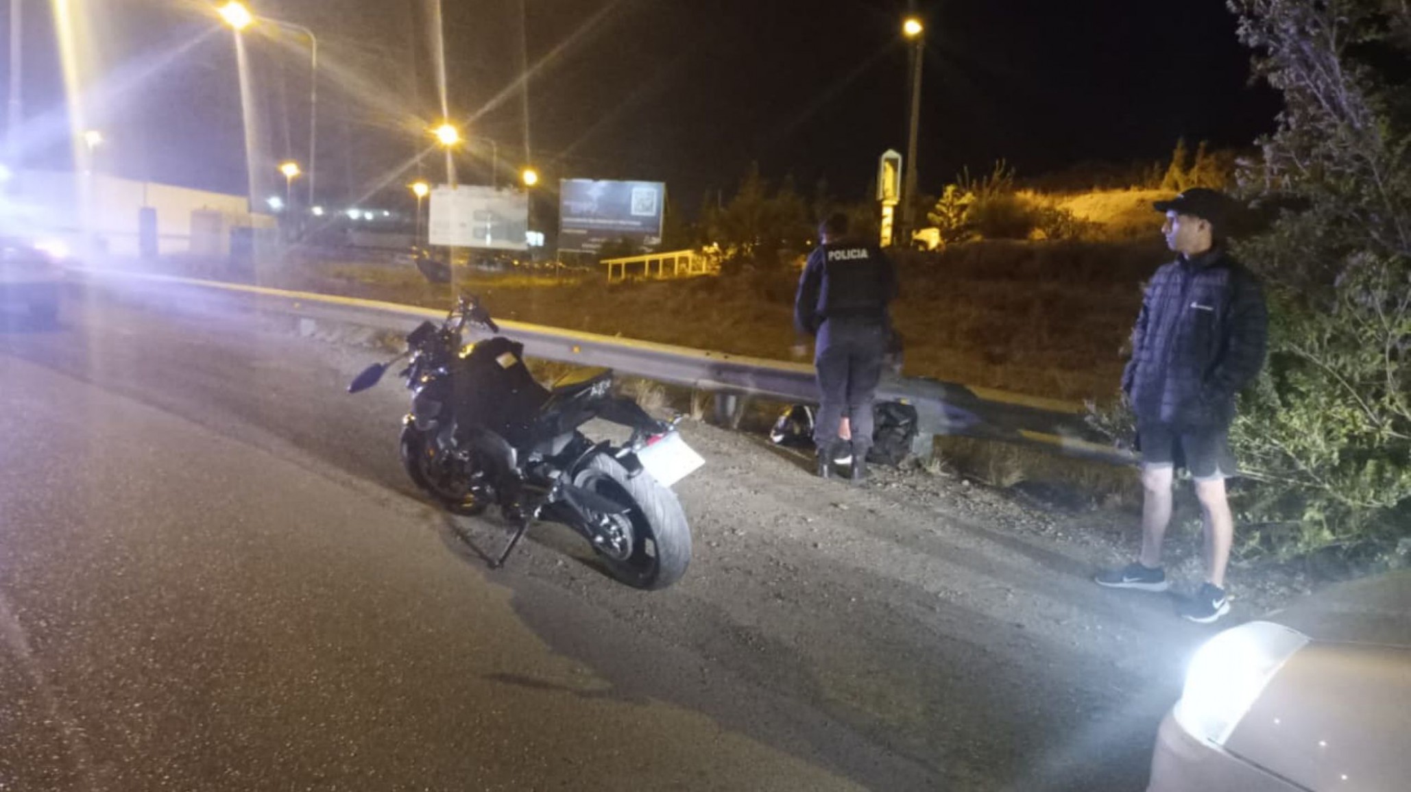 Accidente en Rada Tilly: un motociclista resultó herido tras ser encerrado en la rotonda de Ruta 3 y 26