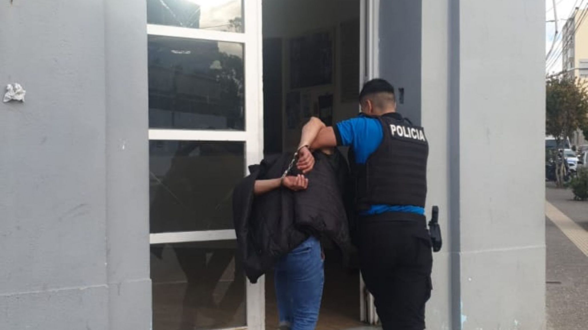 Comodoro: demoraron a un joven por intentar abrir autos y generar disturbios en la v韆 p鷅lica