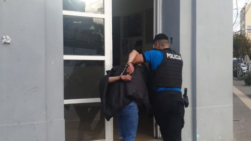 Comodoro: demoraron a un joven por intentar abrir autos y generar disturbios en la vía pública