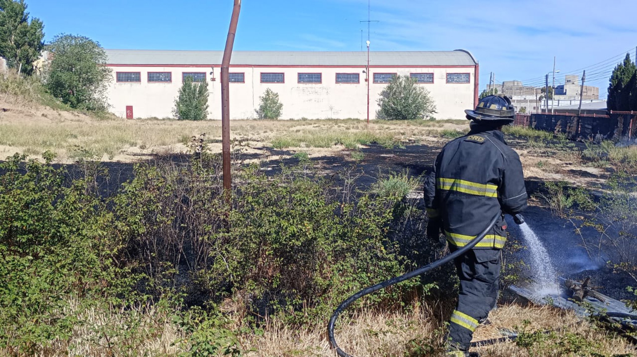 Cuatro incendios de pastizales durante el domingo activaron operativos en Comodoro
