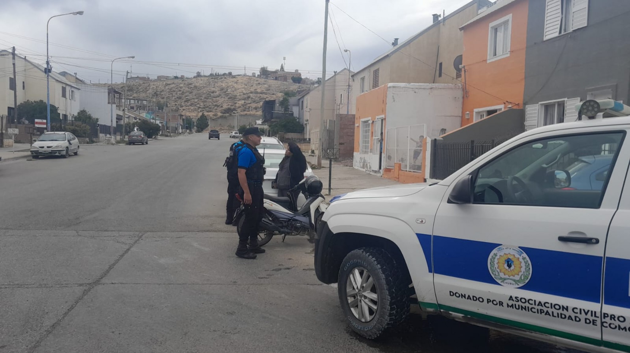 Una mujer perdió el control de la moto y sufrió un despiste